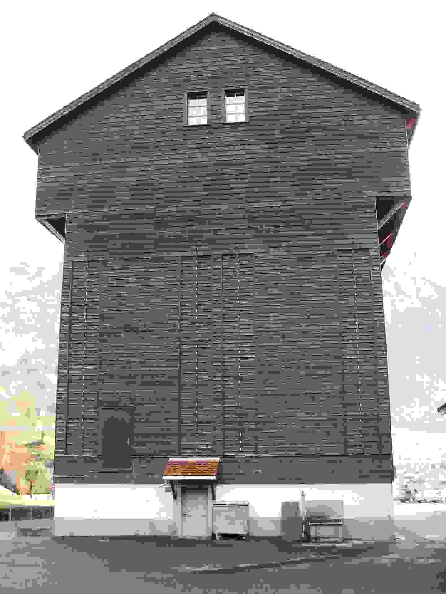 Hänggiturm – Fassadendetail mit Lamellen