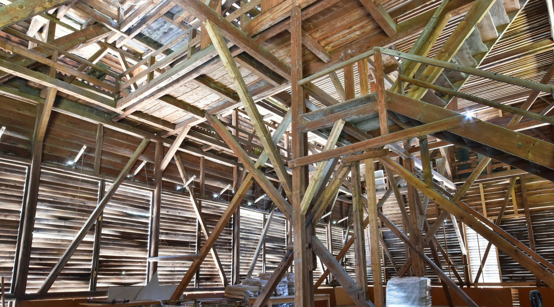 Innenkonstruktion aus Holz – Aufhängung und Luftführung